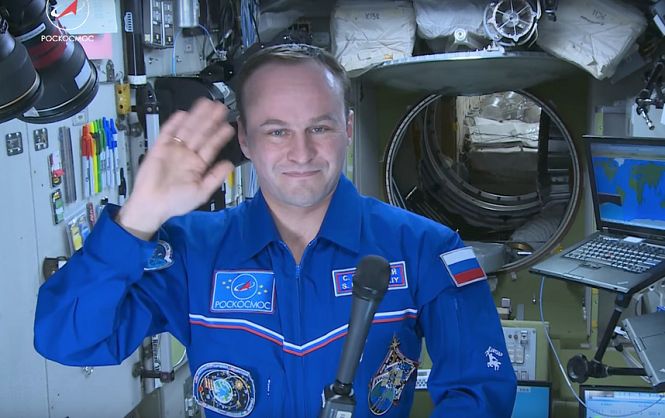 Космонавты на станции «Мир» встретят Новый год 15 раз