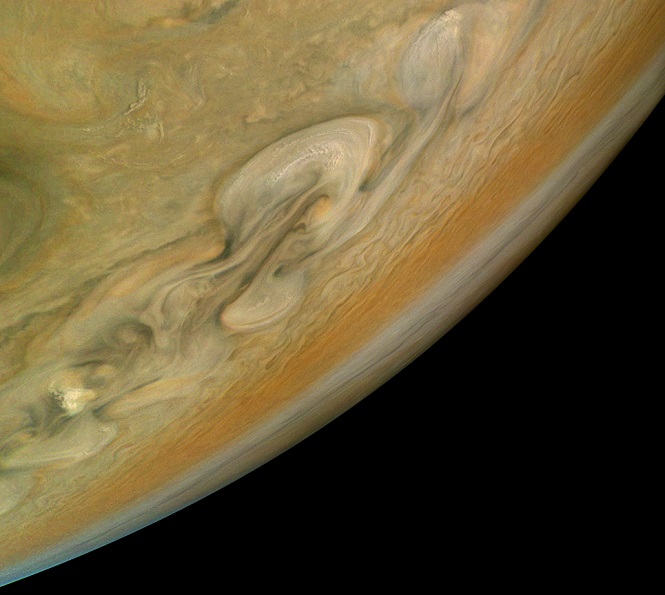 NASA показало необычные фото бури на Юпитере