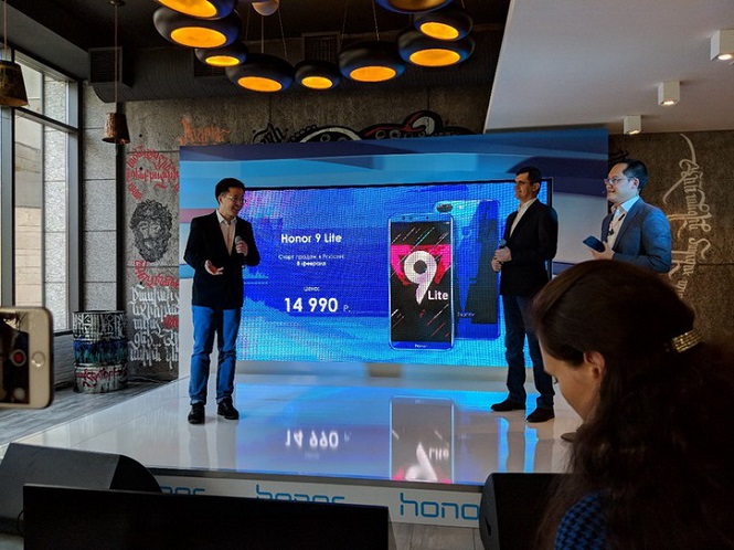 Объявлена русская цена безрамочного телефона Huawei Honor 9 Lite с четырьмя камерами