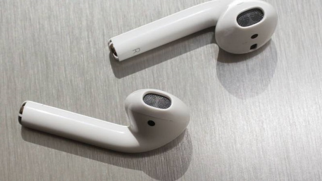 Владельцы беспроводных наушников Apple AirPods пожаловались на мигрени