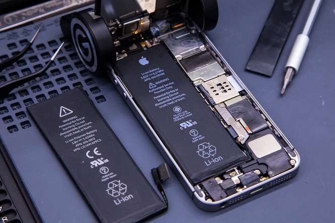 Компания Apple желает вернуть деньги собственникам «старых» iPhone за замену аккамуляторных батарей