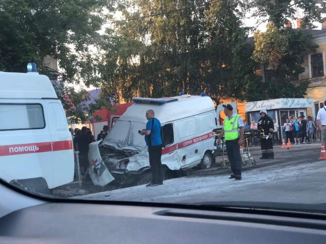 В Самаре «скорая» по дороге к больному попала в ДТП. Владимир Жириновский предложил решить проблему кардинально