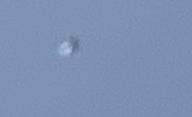 Химтрейл и два НЛО в небе над Лондоном