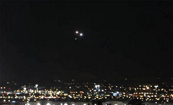 Группа ярких НЛО зависла над Лас-Вегасом