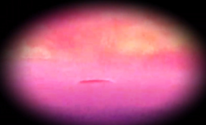 Огромный НЛО заметили с борта самолета в небе над Массачусетсом