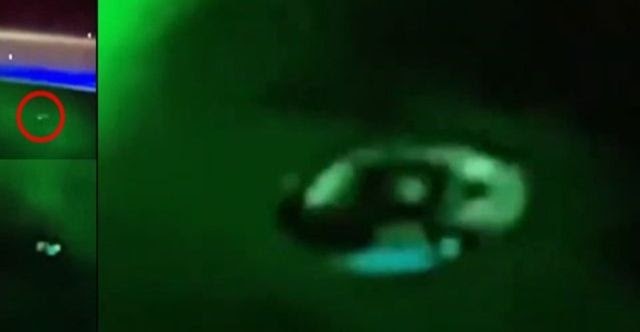 Инопланетный космический корабль в форме диска пролетает над северным сиянием