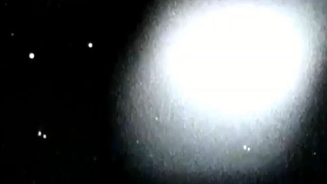 Яркий неизвестный объект летит к камере во время съемки движущегося шара