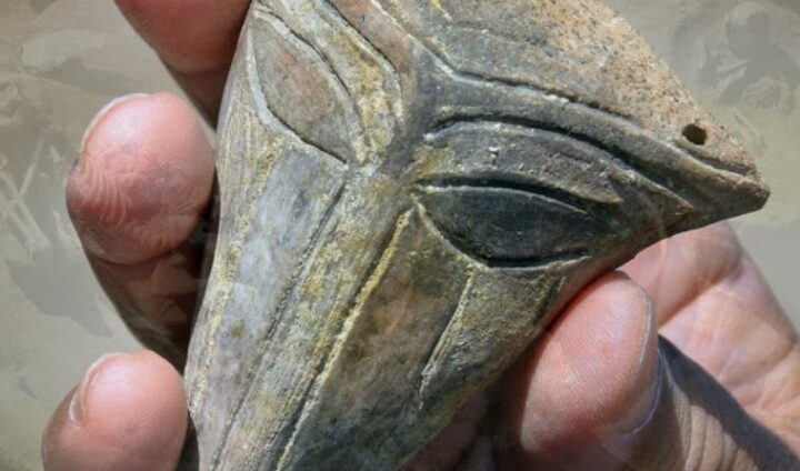 Древняя маска с «инопланетным лицом», выкопанная в Болгарии.