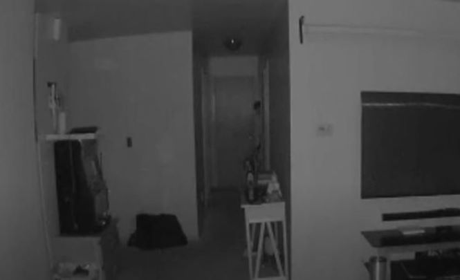 Мать поделилась жутким видео, на котором страшная сущность смотрит из комнаты