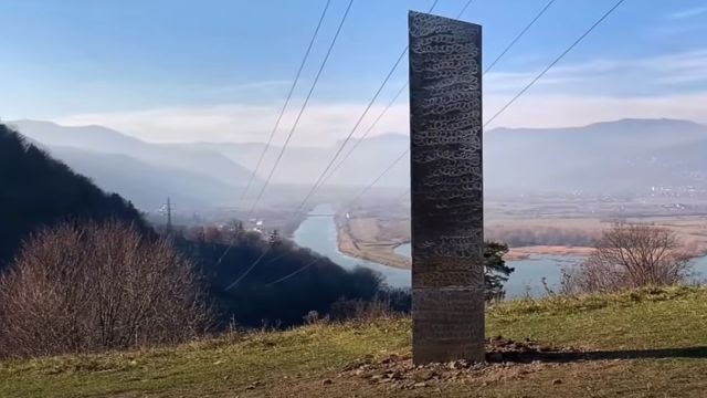 Таинственный монолит, похожий на найденный в Юте, появляется на склоне холма в Румынии