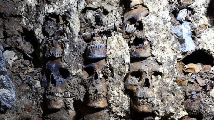 В Мексике обнаружили жуткую башню из человеческих черепов