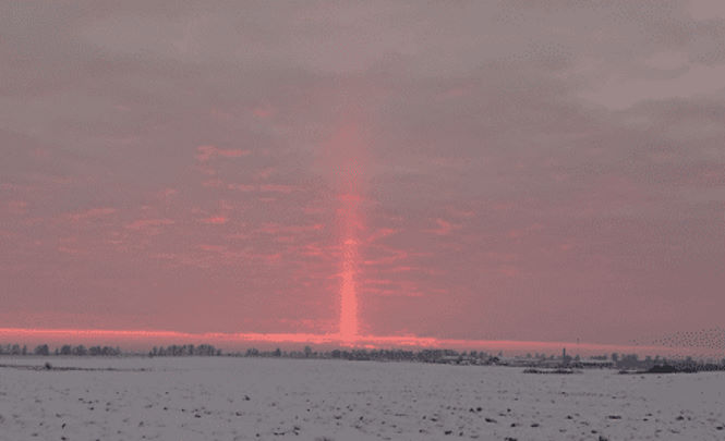 Откуда странный световой факел над Беларусью?
