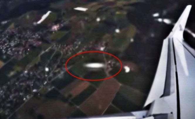 Пассажир авиалайнера запечатлел на камеру НЛО