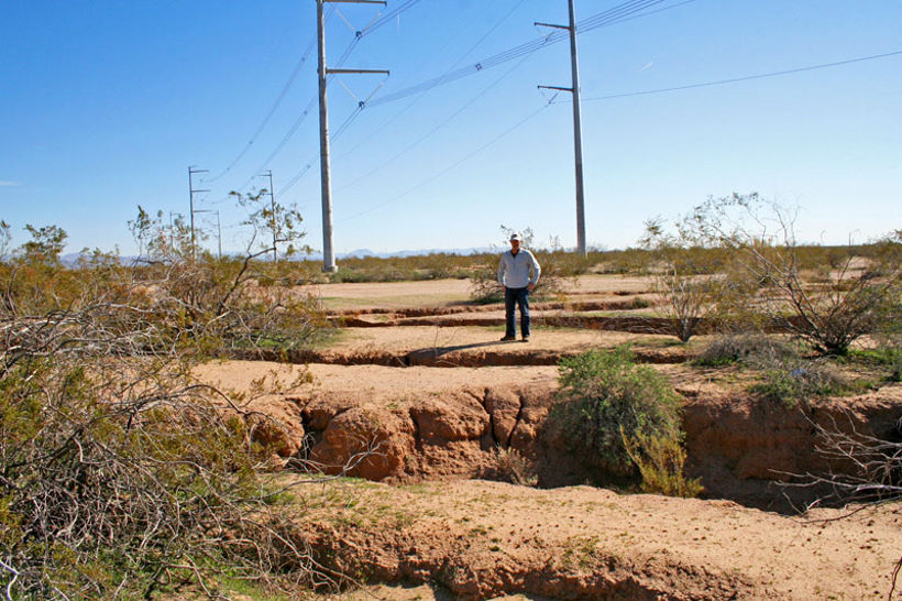 Гигантские трещины покрывают пустыню в Аризоне
