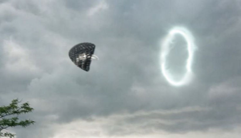 Мужчина утверждает, что видел, как НЛО появился через портал в небе над Великобританией