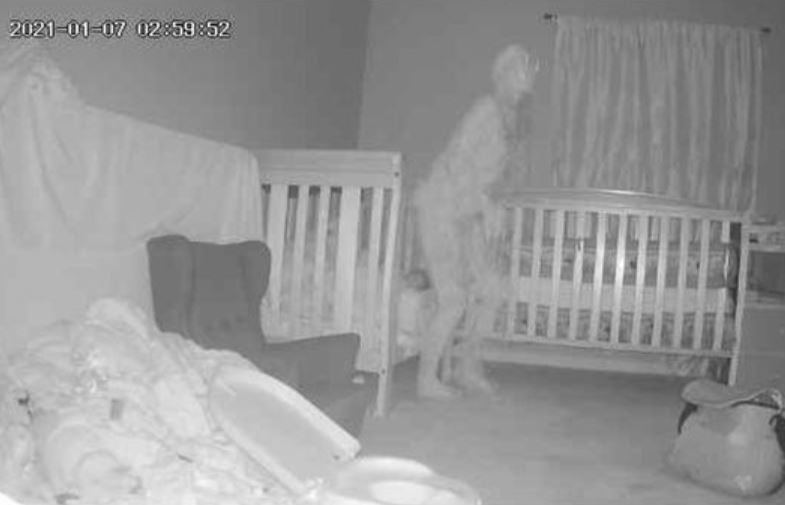 Камера запечатлела призрачную рогатую фигуру возле кровати с ребенком.