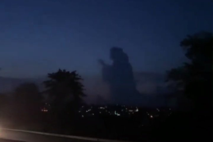 Таинственный молящийся силуэт появился в закатном небе над Индонезией
