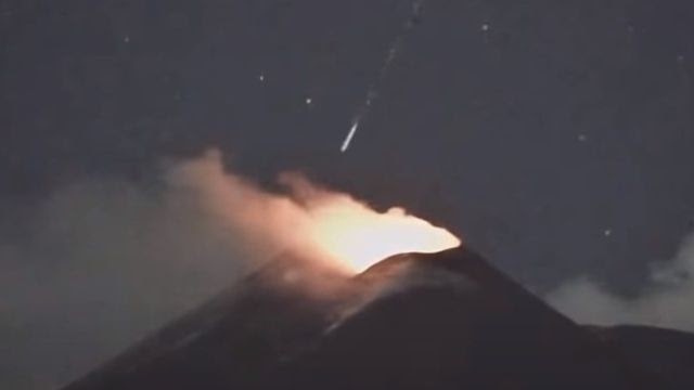 НЛО в форме сигары погружается в вулкан Этна?
