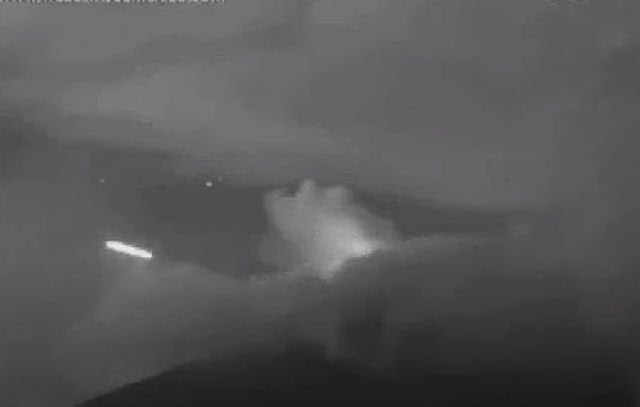 Цилиндрический НЛО выходит из кратера вулкана Попопкатепетль