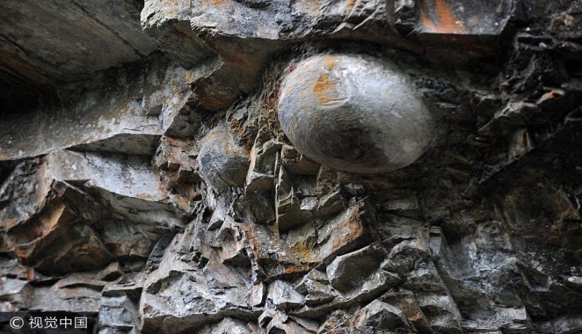 Таинственная скала в Китае, на которой камни в форме яйца
