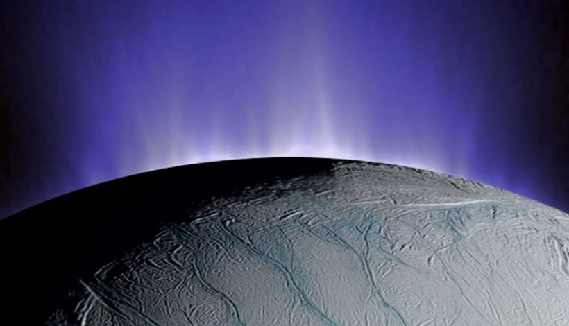 Метан на луне Сатурна может указывать на наличие жизни подо льдом