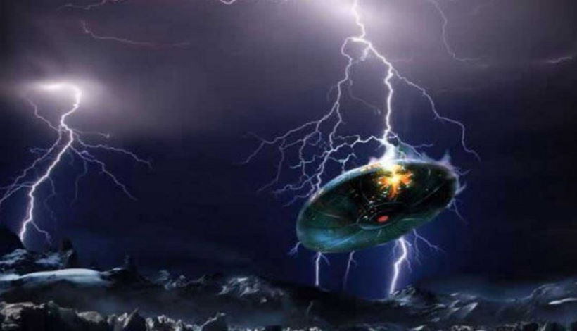 Огромный НЛО был замечен над Лас-Вегасом во время грозы