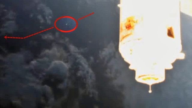 НЛО пролетает во время стыковки модуля “Наука” к МКС
