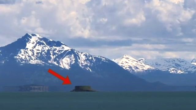 Странный НЛО парит над водой в национальном парке на Аляске