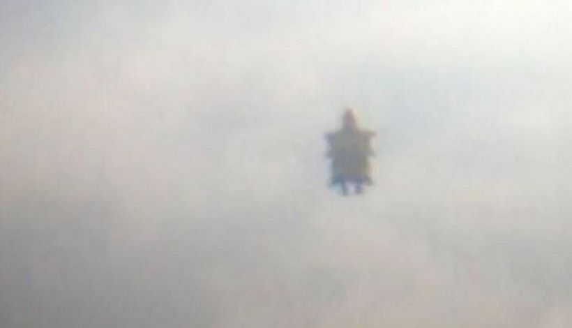 Фигура летающего гуманоида снята в небе над Мэрихиллом в Глазго, Шотландия