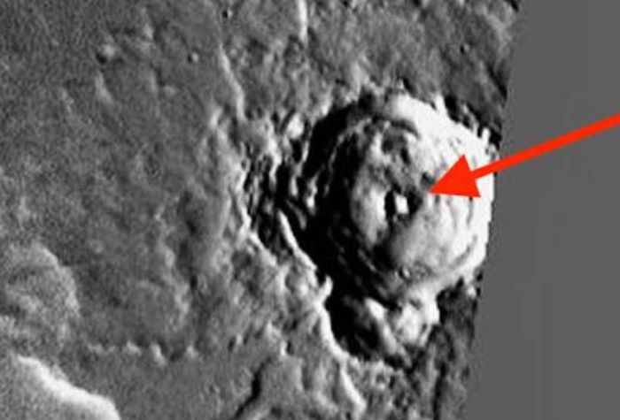 Загадочная квадратная структура найдена в центре кратера на Марсе