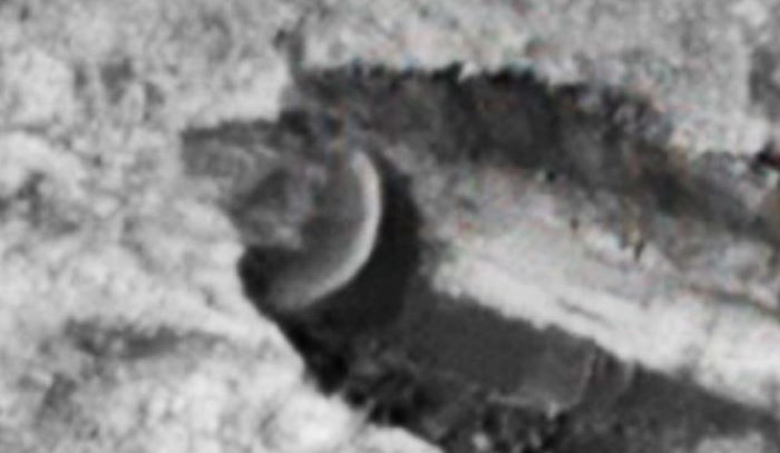 Огромный разбившийся дискообразный НЛО замечен на Марсе