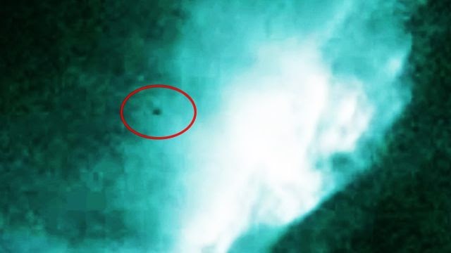 Огромный черный объект стал виден во время солнечной вспышки