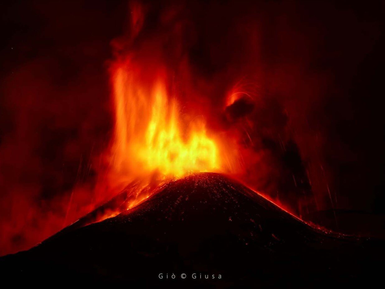 Новое пароксизмальное извержение вулкана Этна, Италия в удивительных видео и фотографиях