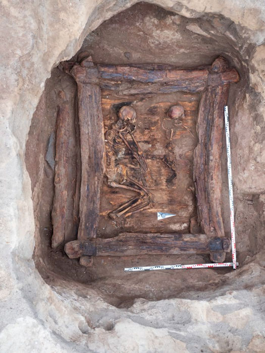 Древнее захоронение женщины, оснащенное уникальным золотым наперсным орнаментом, обнаруженным в сибирской «Долине царей»