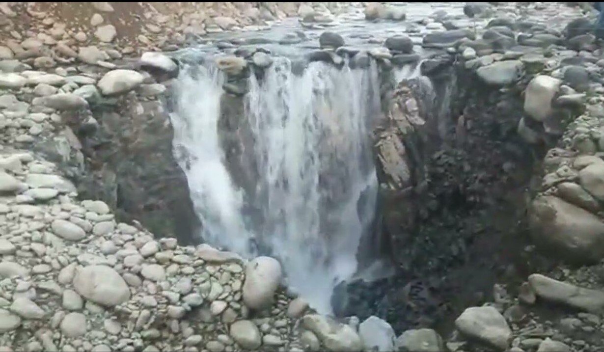 Глубокая воронка поднимается вверх по реке в Кашмире (видео)