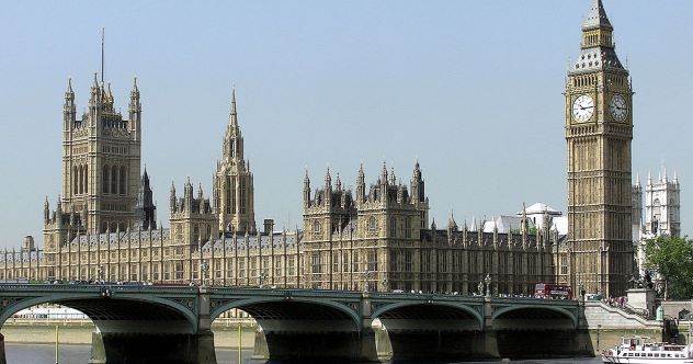 10 шокирующих моментов Британские депутаты были отстранены от работы в парламенте