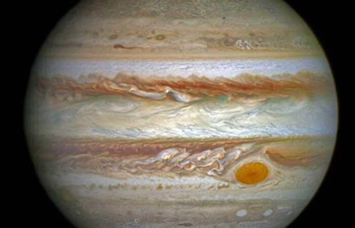 Данные «Юноны» и «Хаббла» показывают электромагнитное «перетягивание каната» освещает верхние слои атмосферы Юпитера
