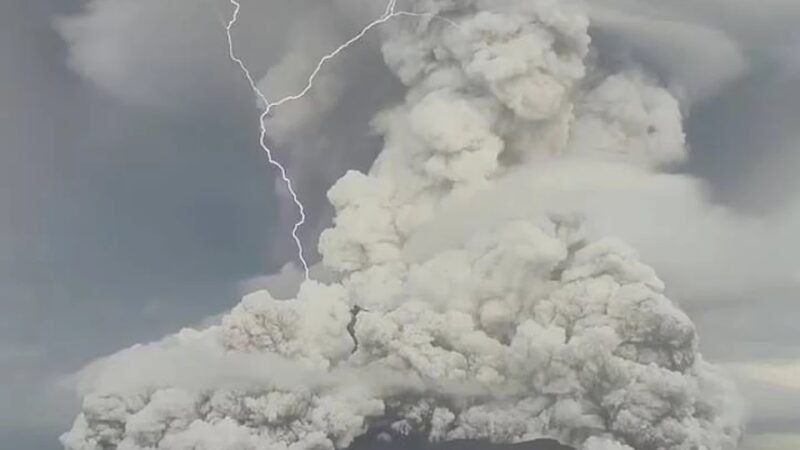 600 000 ударов молнии: Беспрецедентное электрическое буйство было зафиксировано во время извержения вулкана Тонга