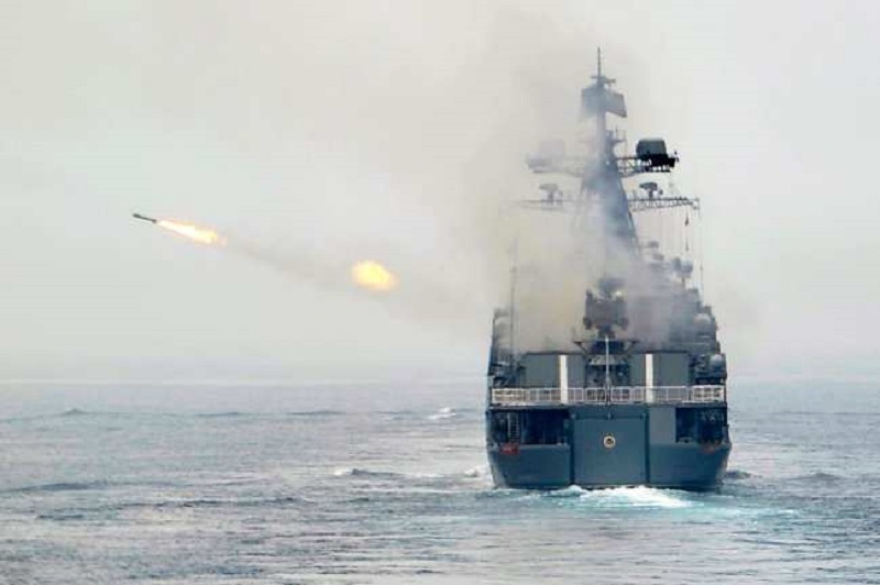 Планета затаив дыхание наблюдает: ВМФ России вступил в противостояние с американской подводной лодкой