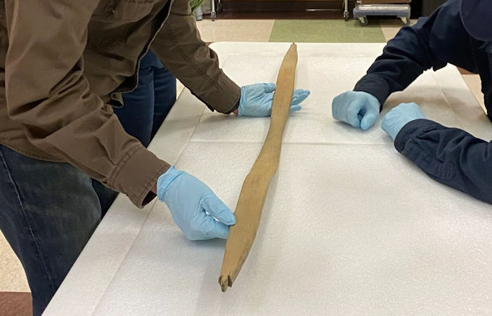 Неповрежденный 460-летний лук, найденный под водой на Аляске, сбивает с толку ученых – откуда он взялся?