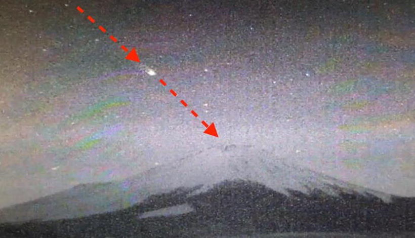 Два огромных НЛО влетели в вулкан Фудзияма
