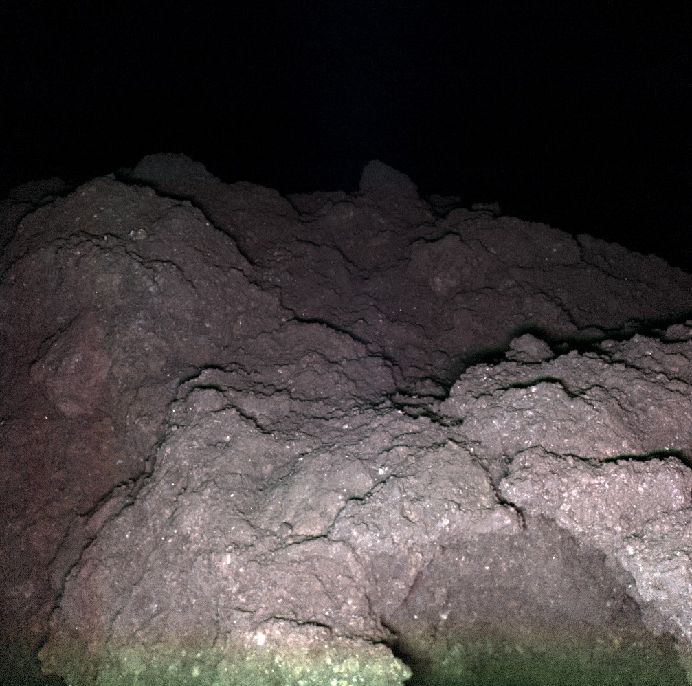 Крупный план камней и почвы на астероиде Рюгу. Кредит: MASCOT/DLR/JAXA