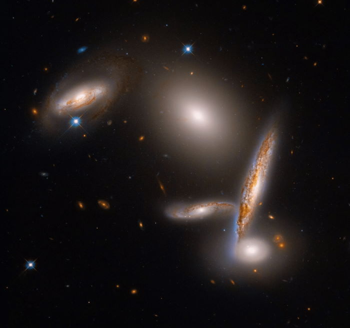 HCG 40 (Hickson Compact Group) показан на новом юбилейном снимке Хаббла. Авторы и права: НАСА, ЕКА, STScI. 