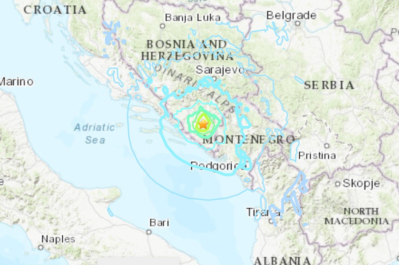 Балканы сотрясаются!  Неглубокое землетрясение магнитудой 5,7 унесло жизни 1 человека, десятки получили ранения, когда оно обрушилось на Боснию на видео и фотографиях