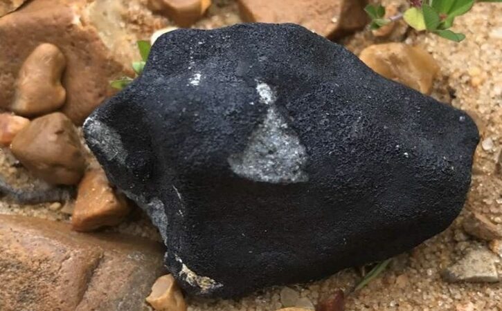 С неба сыплются камни!  Кусочки метеорита, найденные в Миссисипи после громкого взрыва большого огненного шара над Миссисипи, Луизианой и Арканзасом (видео и фотографии)
