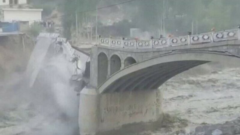 Видео: Ужасающий момент: во время бушующих паводковых вод в Пакистане разрушен огромный мост