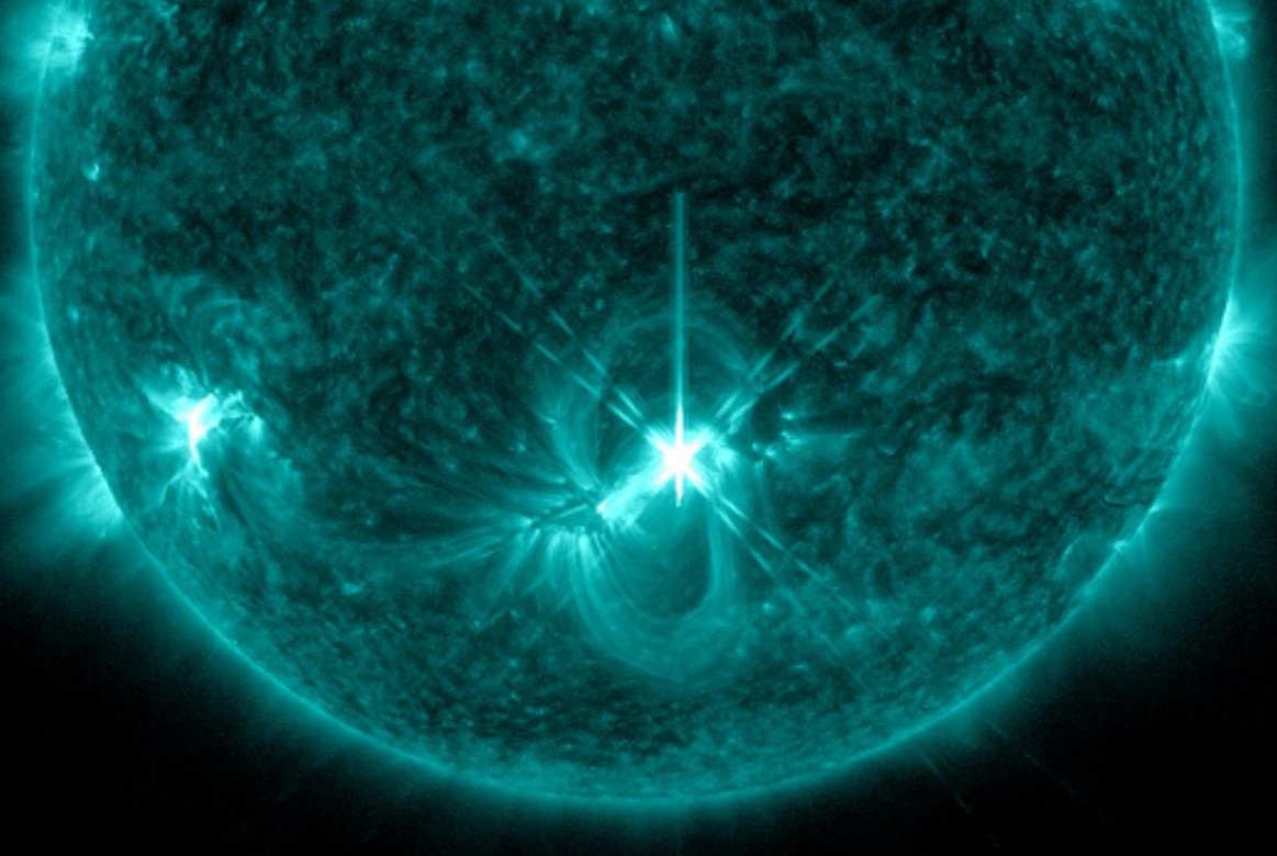 Вспышки на солнце в феврале 2024 года. Солнце. Солнечные вспышки. Мощная Солнечная вспышка. Мощная вспышка на солнце.