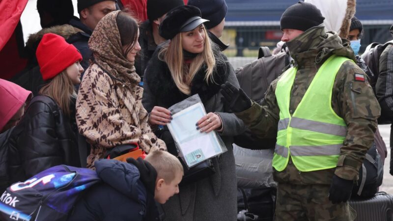 Расизм?  О чем ты говоришь!  Европу обвинили в «двойных стандартах» в отношении украинских беженцев