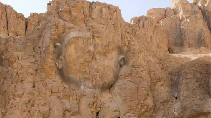Археологи нашли массивное лицо, напоминающее великого сфинкса, высеченное на горе в Египте