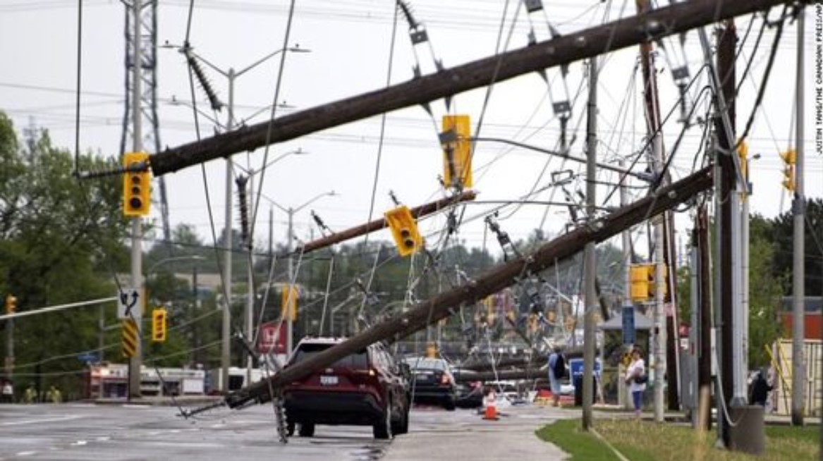Мощный шторм Дерехо обрушился на Онтарио и Квебек, Канада, убив 5 человек и оставив после себя следы разрушений.
